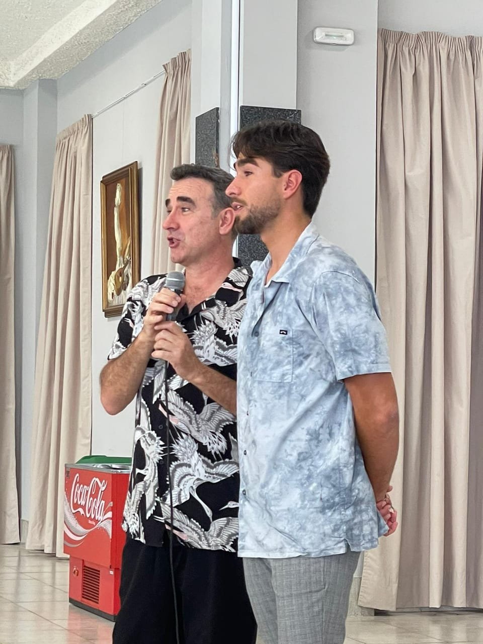 Alex acompañando a un ponente en un evento divulgativo