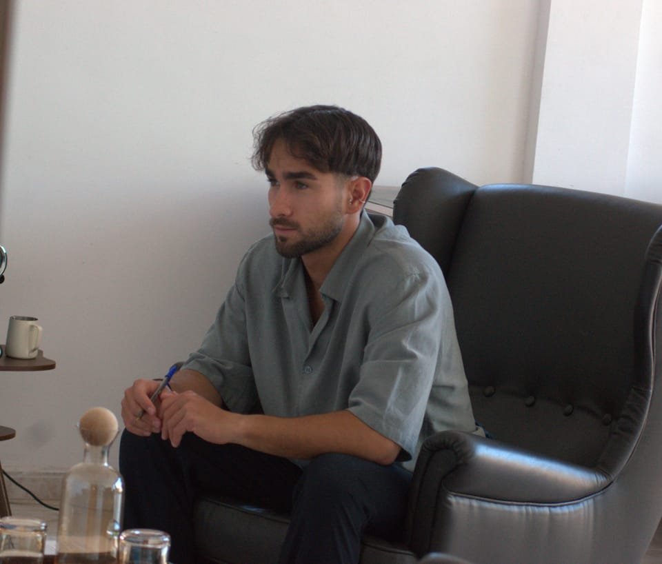 Alex Daswani escuchando durante una sesión en su consulta
