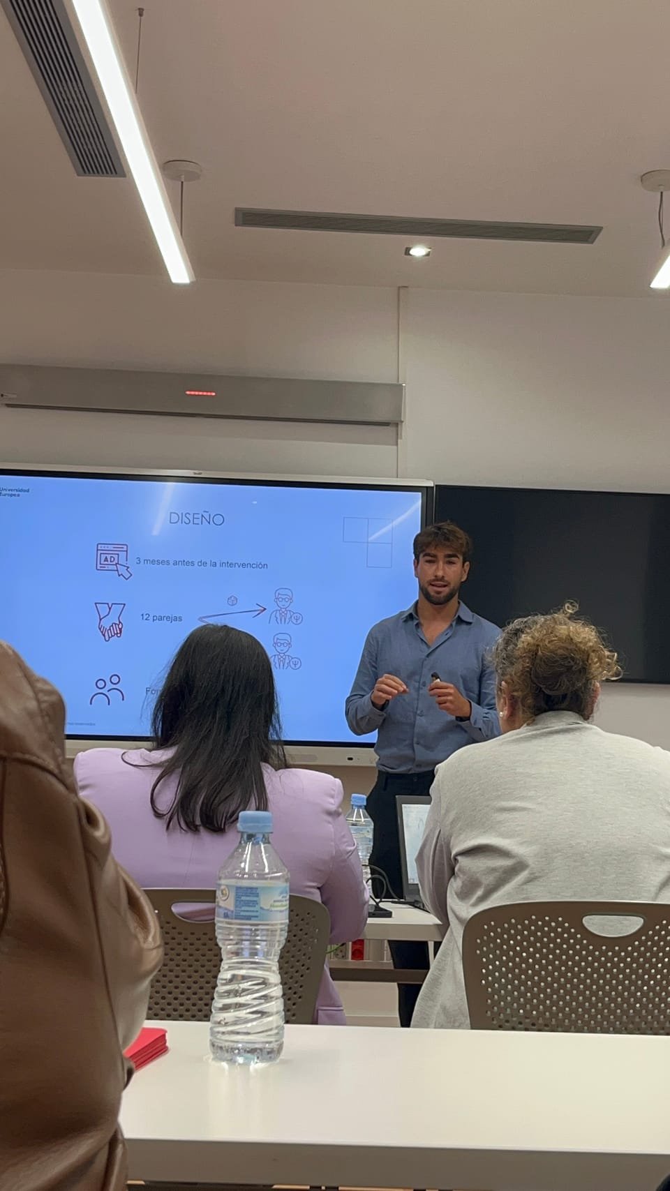 Alex Daswani durante una ponencia ante un auditorio