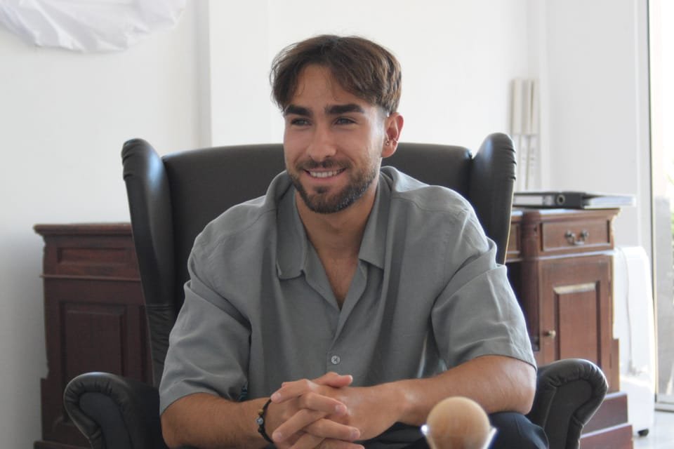 Alex sonriendo en el sillón de su consulta