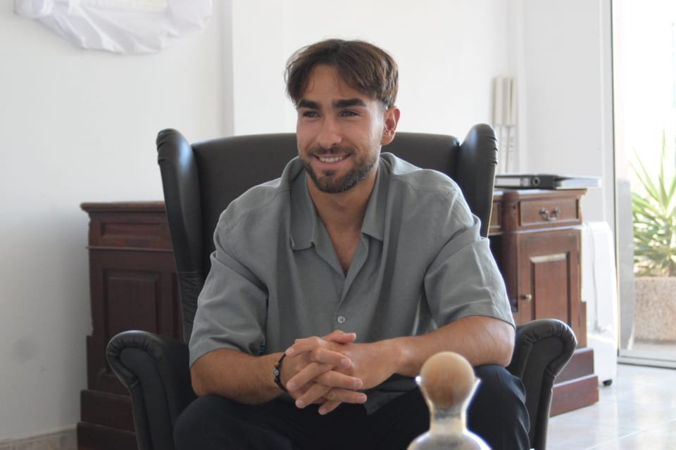 Alex Daswani sonriendo en el sillón de su consulta de Candelaria