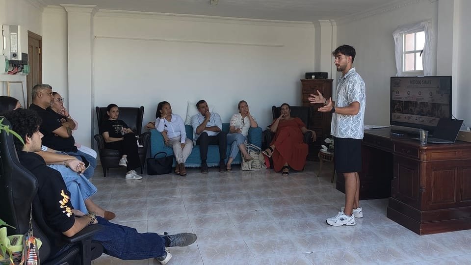 Alex impartiendo un taller del Método SMART a una audiencia
