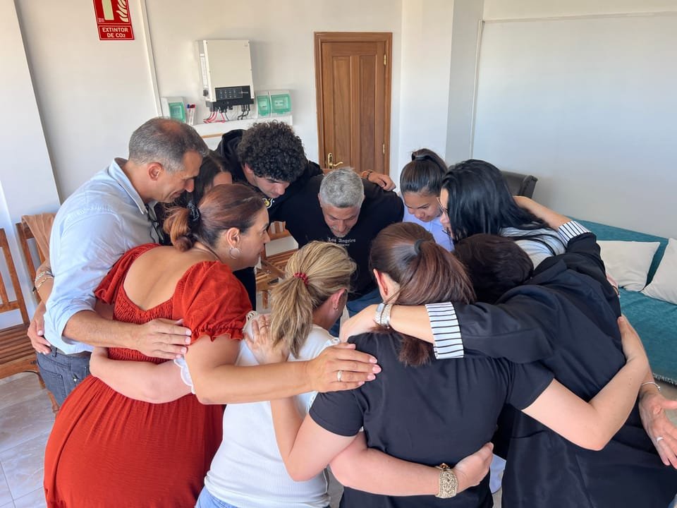 Personas abrazadas al cierre de una dinámica de grupo