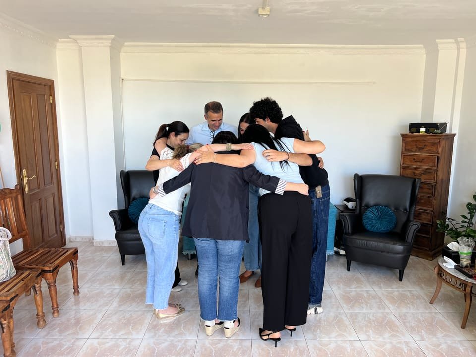 Grupo en abrazo de cierre tras una dinámica